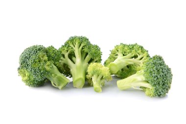 Beyaz arkaplanda taze brokoli