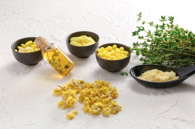 Birçok farklı hapları şişe esans ve beyaz masada kekik ile