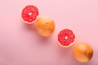 Renkli arkaplanda olgun greyfurtlar