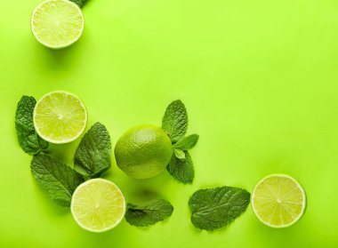 Renk arkaplanında olgun limonlar