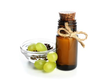 Beyaz arka plan üzerinde üzüm çekirdeği yağı ile şişe