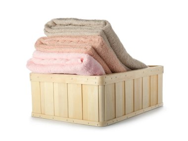 Temiz yumuşak havlu üzerinde beyaz arka plan ile sepet