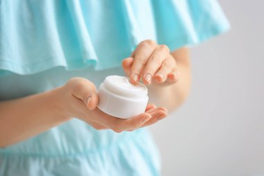 Kadın açık renkli, tatlı vücut krem uygulamak