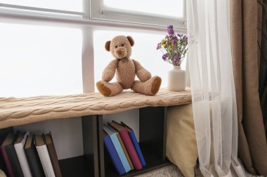 Diğer kitap raf Oda penceresinde yakınındaki birlikte için rahat yerine