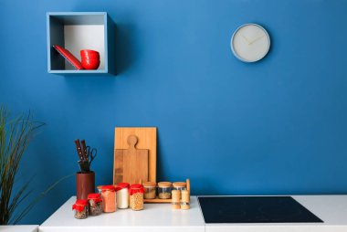 Baharat ve tahıl üstünde beyaz sayaç modern mutfak ile mutfak eşyaları