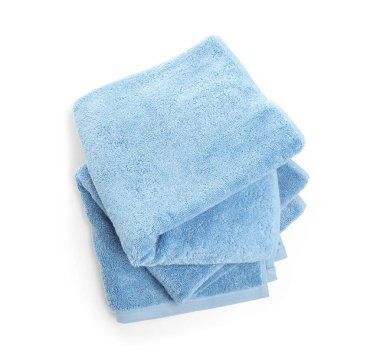 Beyaz arka planda temiz yumuşak havlular