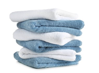 Beyaz arka plan üzerinde temiz yumuşak havlu yığını