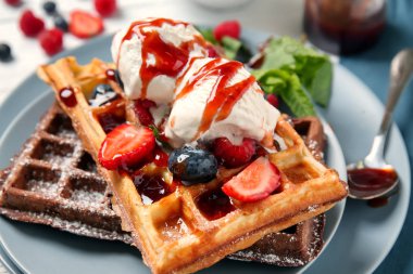 Çilek ve plaka üzerinde dondurma ile lezzetli waffle