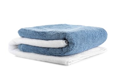 Beyaz arka plan üzerinde temiz yumuşak havlu yığını