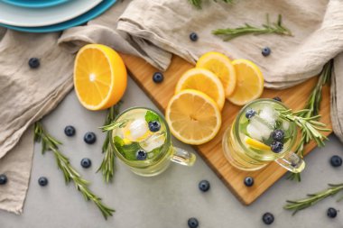 Gözlük lezzetli yaz masaya kokteyl ile