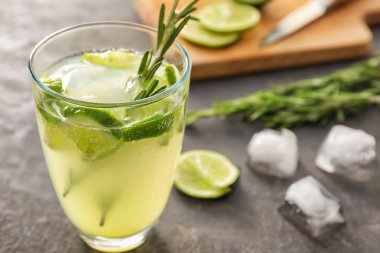 Lezzetli yaz masaya kokteyl cam