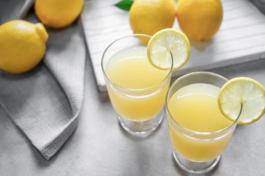 Bardak taze limon suyu üzerinde masa lambası