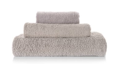 Beyaz arka plan üzerinde temiz yumuşak havlu yığını