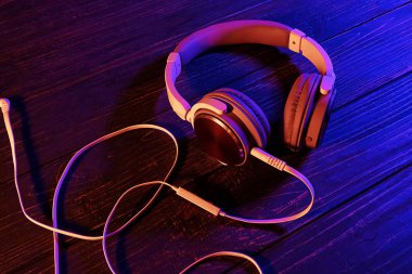 Renk ahşap arka plan üzerinde modern kulaklık