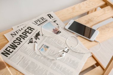 Hareket eden telefon ile kulaklık ve tarama, ahşap raf
