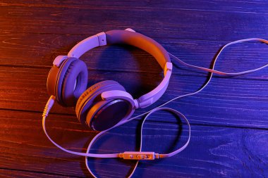 Renk ahşap arka plan üzerinde modern kulaklık