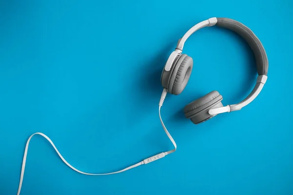 Auriculares modernos sobre fondo de color — Foto de Stock