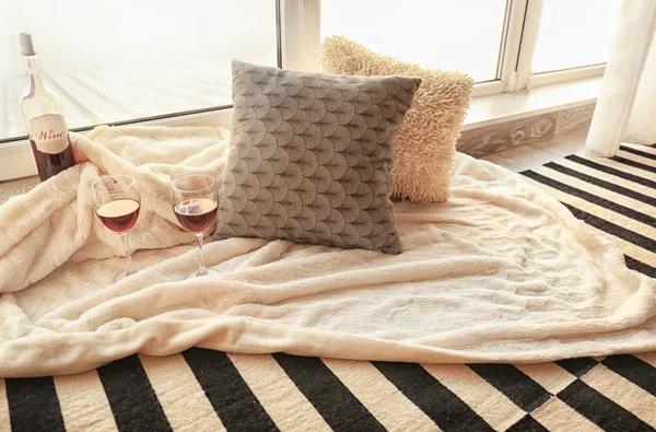Tempat yang nyaman untuk istirahat dengan bantal lembut dan anggur dekat jendela — Stok Foto