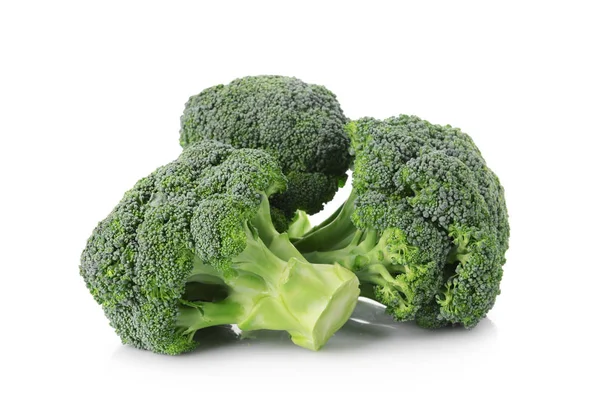 Broccoli freschi su sfondo bianco — Foto Stock