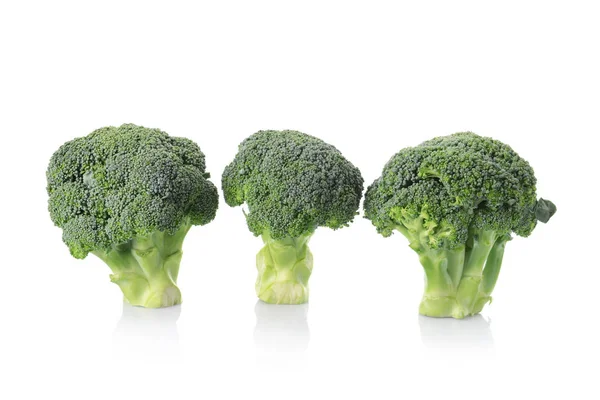 Verse Broccoli op witte achtergrond — Stockfoto