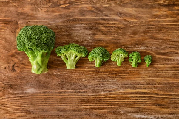 Färsk broccoli på trä bakgrund — Stockfoto