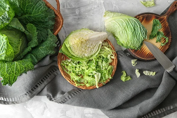 Cut savoy cabbage on grey table — Stock Photo, Image