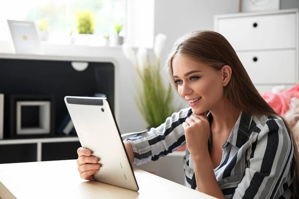 Young woman with tablet computer at home — Stock Photo, Image