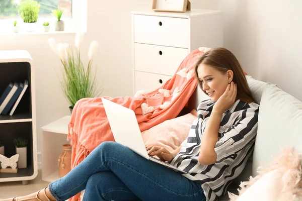 Jovem mulher trabalhando no laptop em casa — Fotografia de Stock