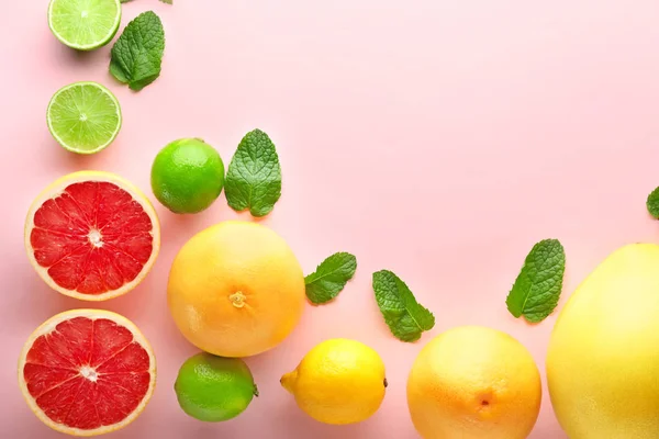 Summer composition with tropical fruits on color background — Stock Photo, Image