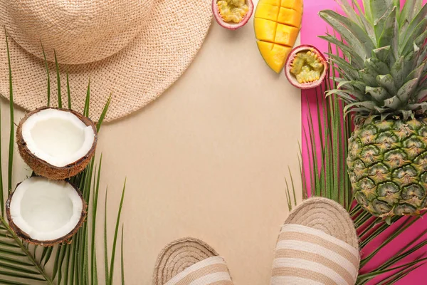 Summer composition with tropical fruits and beach accessories on light background — Stock Photo, Image