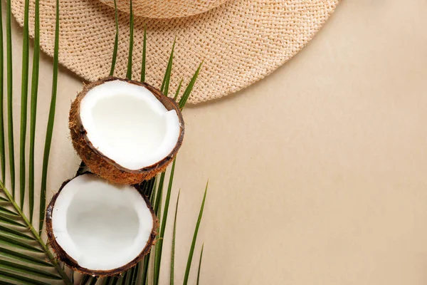 밝은 배경에 열 대 잎, 코코넛과 비치 모자 여름 구성 — 스톡 사진