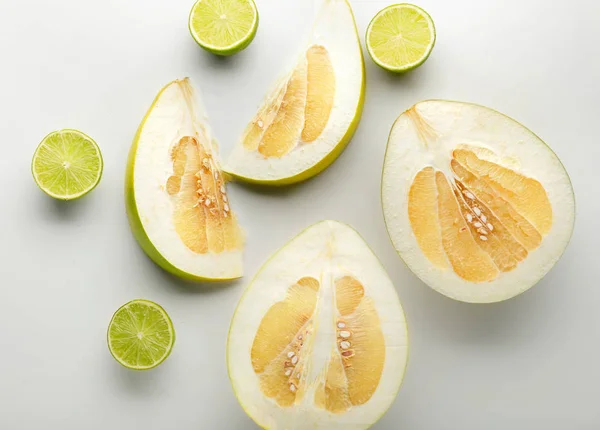 Sommerkomposition mit tropischen Früchten auf weißem Hintergrund — Stockfoto
