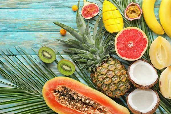 Summer composition with tropical fruits on wooden background — Stock Photo, Image