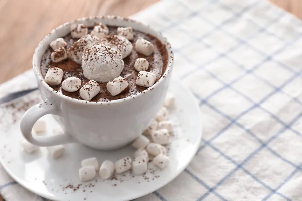 Xícara de chocolate quente com marshmallows na mesa — Fotografia de Stock
