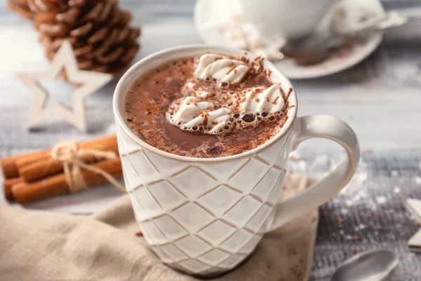 Copa de chocolate caliente con malvaviscos en la mesa — Foto de Stock