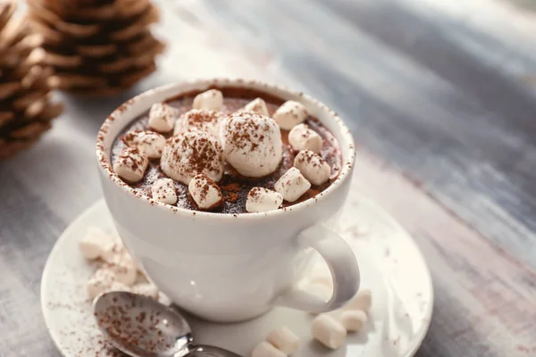 Tasse heiße Schokolade mit Marshmallows auf dem Tisch — Stockfoto