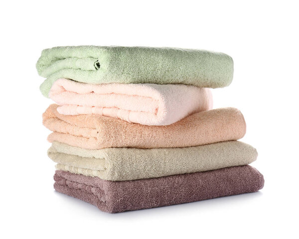 Стопка чистых мягких полотенец на белом фоне
