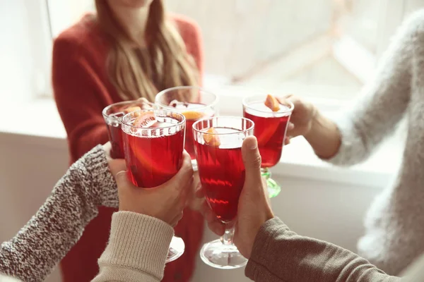 파티에서 맛 있는 mulled 와인을 마시는 친구 — 스톡 사진
