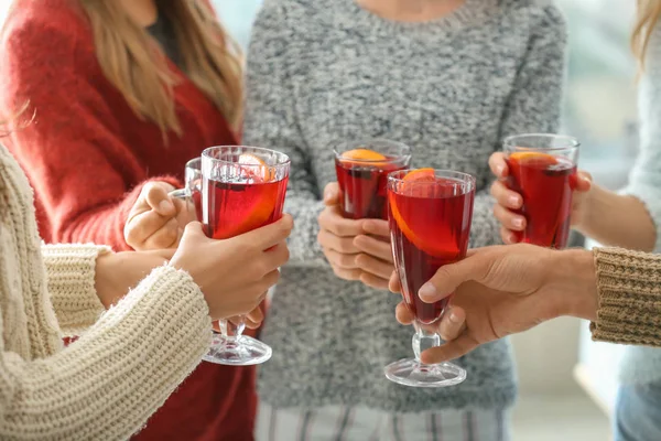 Amis boire délicieux vin chaud à la fête — Photo