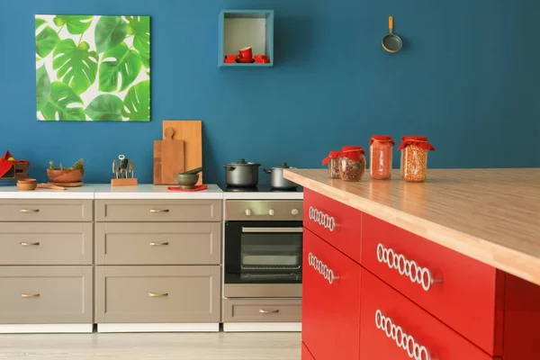 Interieur van moderne keuken met stijlvol meubilair — Stockfoto