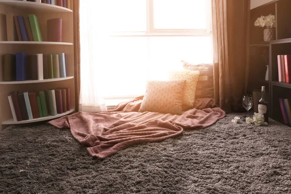 Acogedor lugar para el descanso con almohadas y cuadros suaves cerca de la ventana en la habitación —  Fotos de Stock