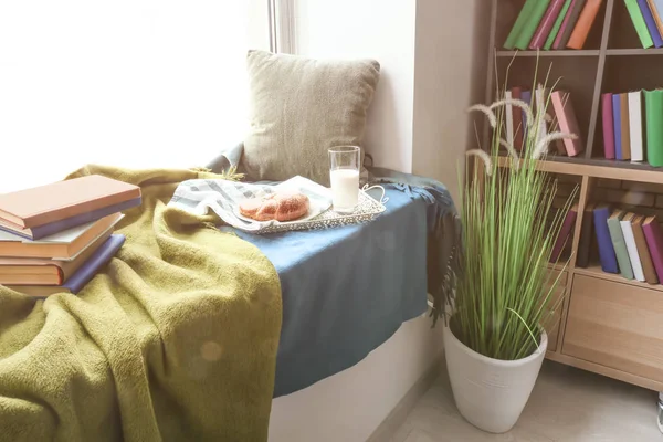 Acogedor lugar para descansar con libros y sabroso desayuno en el alféizar de la ventana —  Fotos de Stock