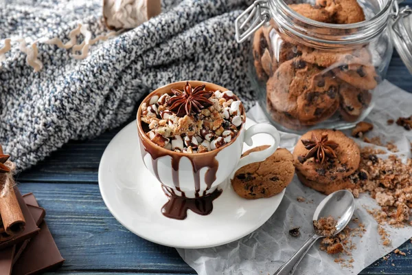 Bir fincan sıcak çikolata, marşmelov ve ahşap masada kurabiyeler. — Stok fotoğraf