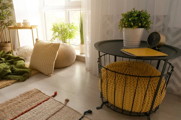 Acogedor lugar para descansar cerca de la ventana en la habitación — Foto de Stock