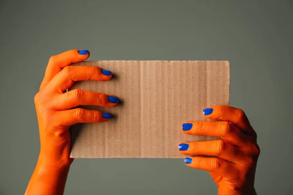 Τέρας κρατώντας κενή κάρτα στο χρώμα φόντου — Φωτογραφία Αρχείου