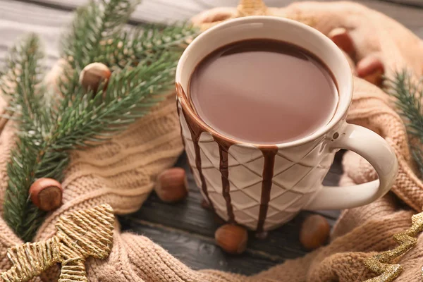 Tazza di cioccolata calda con sciarpa calda sul tavolo di legno — Foto Stock