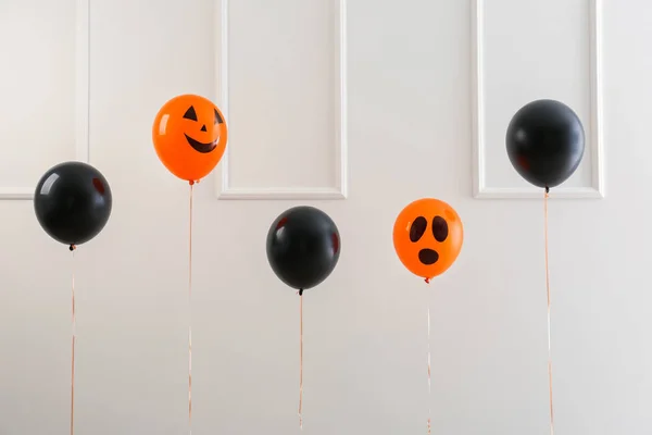 Balony kolor dla Halloween party na jasnym tle — Zdjęcie stockowe