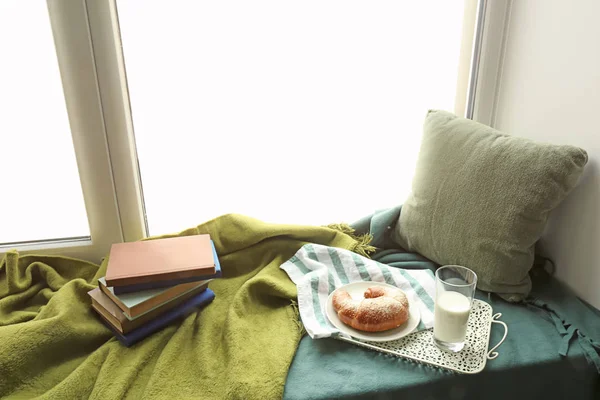 舒适的地方休息与书籍和美味的早餐在窗台上 — 图库照片