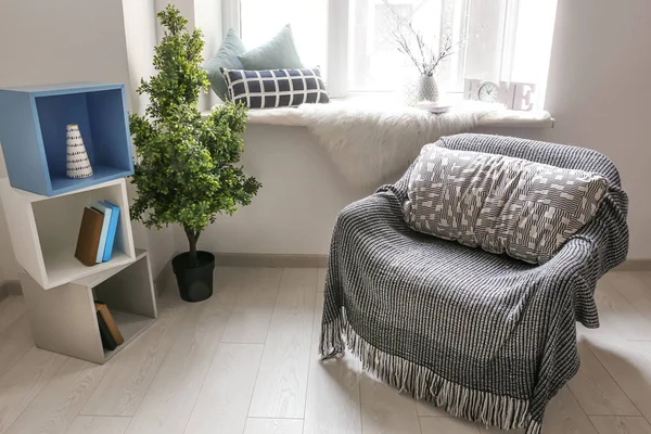 Acogedor lugar para el descanso con sillón cerca de la ventana en la sala de luz — Foto de Stock