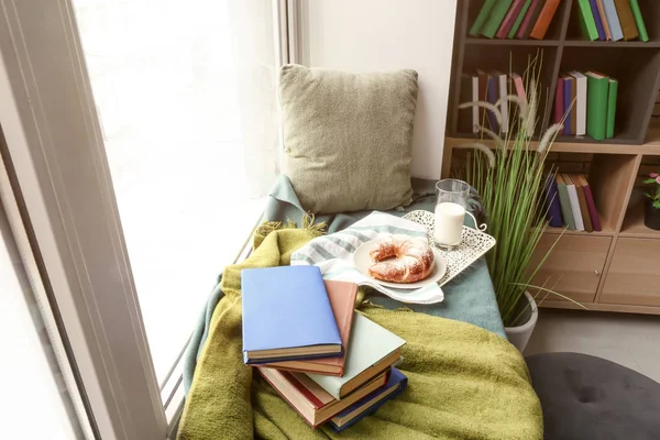 Acogedor lugar para descansar con libros y sabroso desayuno en el alféizar de la ventana — Foto de Stock